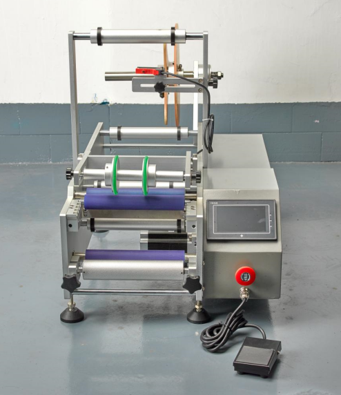 全面解析各類圓瓶貼標機 全自動、手動、桌面型、半自動及分卡機的特點與應用